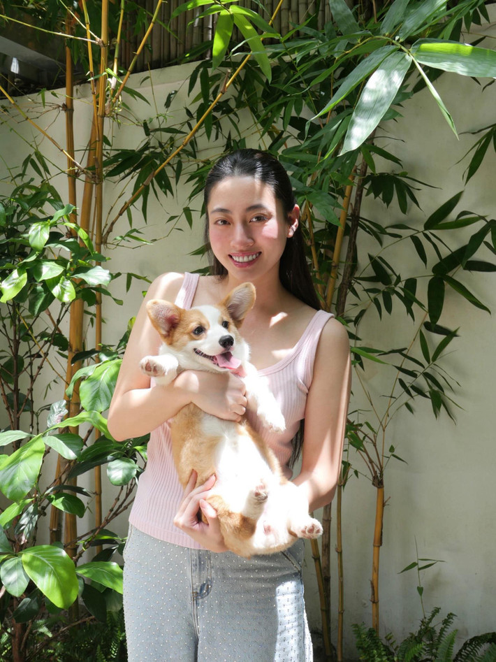 Lương Thùy Linh đăng khoảnh khắc đời thường mộc mạc bên cún cưng. Ảnh: FB Lương Thùy Linh