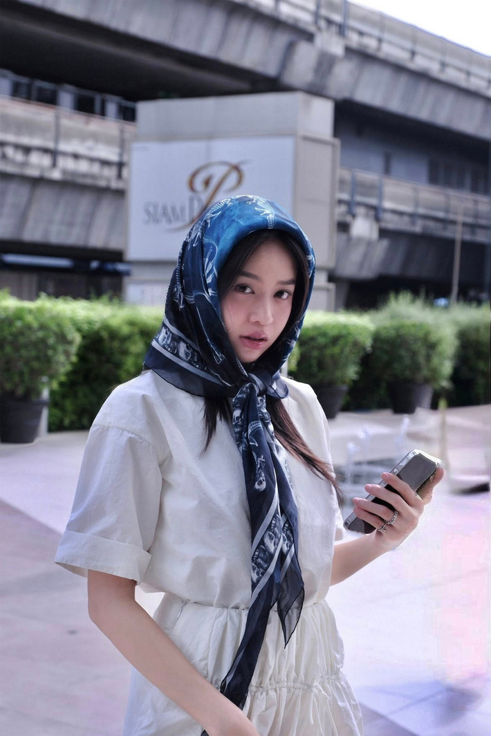 Khác với hình ảnh lộng lẫy khi đi sự kiện, đời thường cô ưu tiên chọn thiết kế cơ bản, dễ mặc, phù hợp nhiều hoàn cảnh như đi học, đi làm, dạo phố.