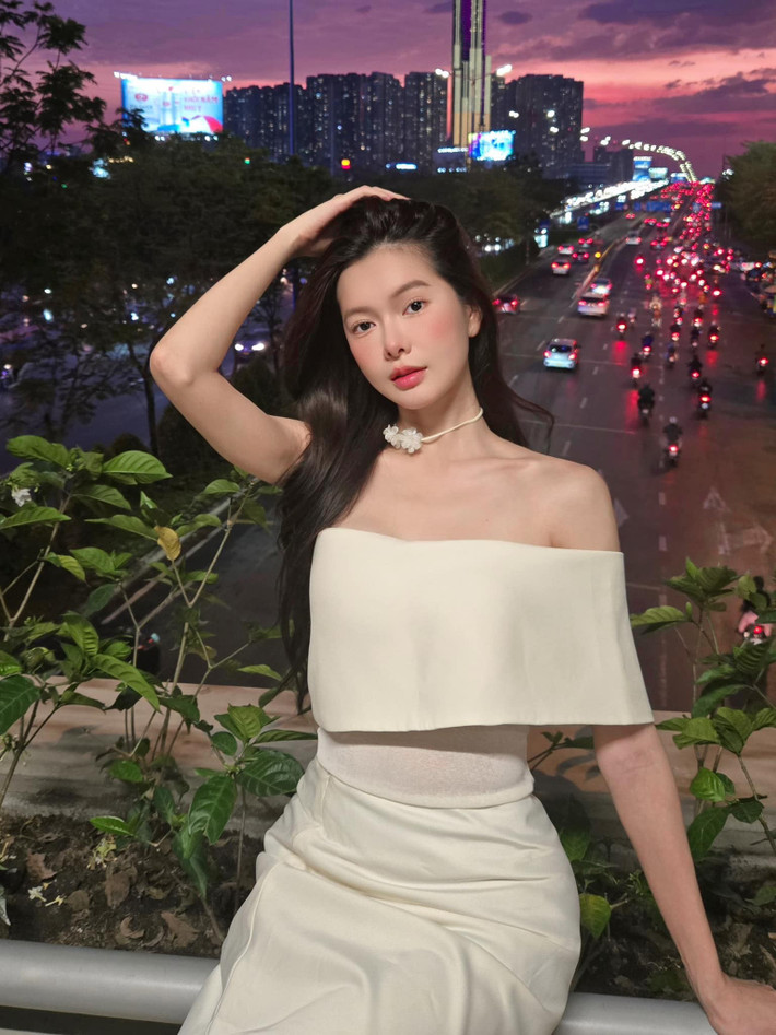 Không cần đến những lớp trang điểm dày cộp hay ánh đèn sân khấu chuyên nghiệp, Yên Đan vẫn tỏa sáng với làn da mịn màng không tì vết, đôi mắt to tròn, long lanh cùng nụ cười tươi tắn, rạng rỡ. Ảnh: FB Yên Đan