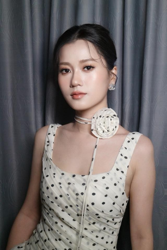 Thời gian gần đây, nữ diễn viên khiến người hâm mộ bất ngờ khi đăng tải loạt hình ảnh cho thấy nhan sắc ngày càng thăng hạng.
