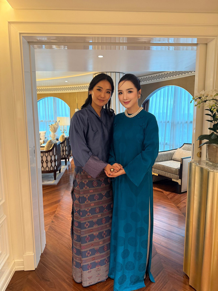 Giáng My chụp ảnh cùng Hoàng hậu Bhutan. Ảnh: FB Giang My Nguyen