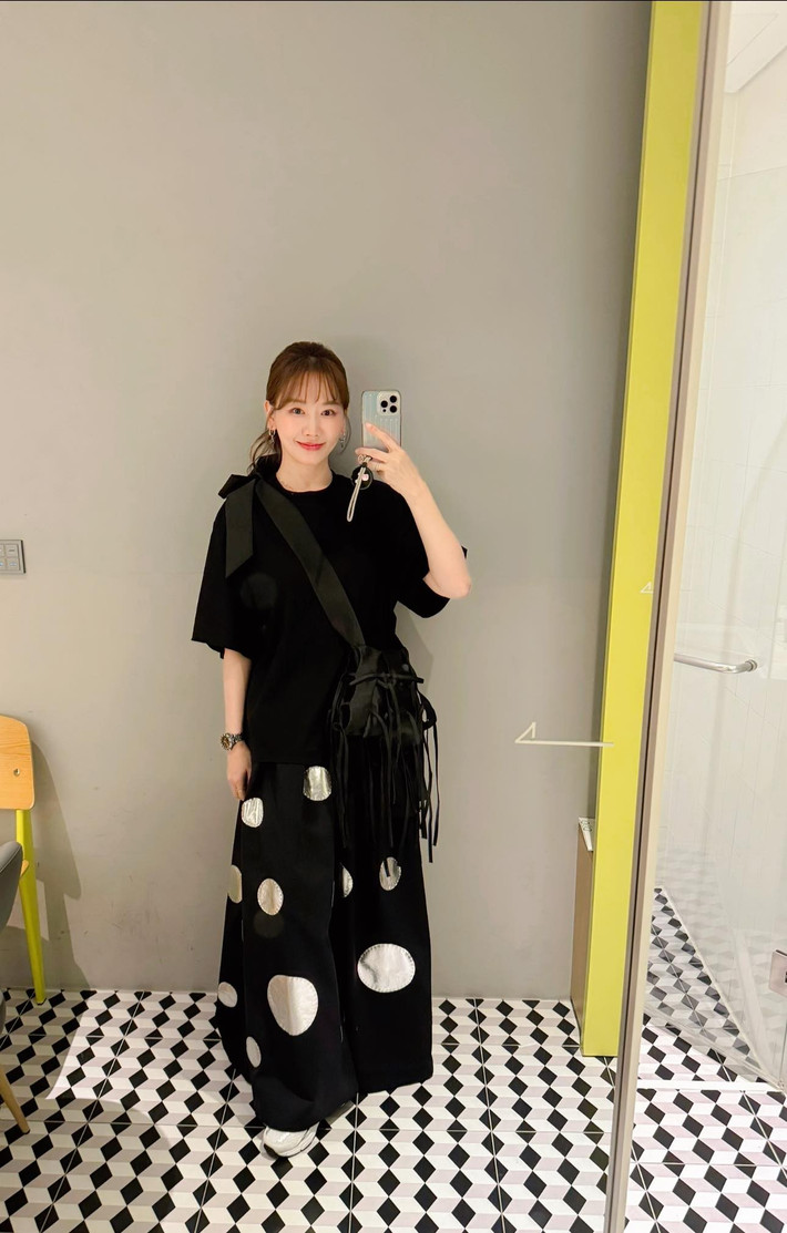 Thế nhưng, kể từ khi kết hôn và trở thành người phụ nữ của gia đình Hari Won đã có nhiều sự “lột xác” ngoạn mục, không chỉ có vẻ ngoài ngày càng mặn mà mà gu thời trang cũng được nâng tầm và đẳng cấp hơn xưa. Ảnh: FB Hariwon