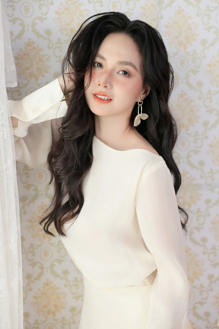 Nhiều người còn ví von cô là "người đẹp bị thời gian bỏ quên", minh chứng cho việc nhan sắc của Đinh Ngọc Diệp dường như miễn nhiễm với dấu vết của tuổi tác. Ảnh: FB Dinh Ngoc Diep