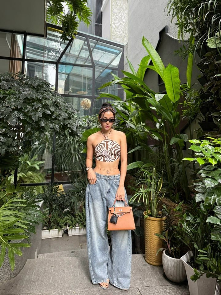 Thiết kế áo ngắn chỉ bằng gang tay càng làm lộ rõ hoàn toàn phần bụng cơ múi của Phương Trinh Jolie. Ảnh: FB Phương Trinh Jolie