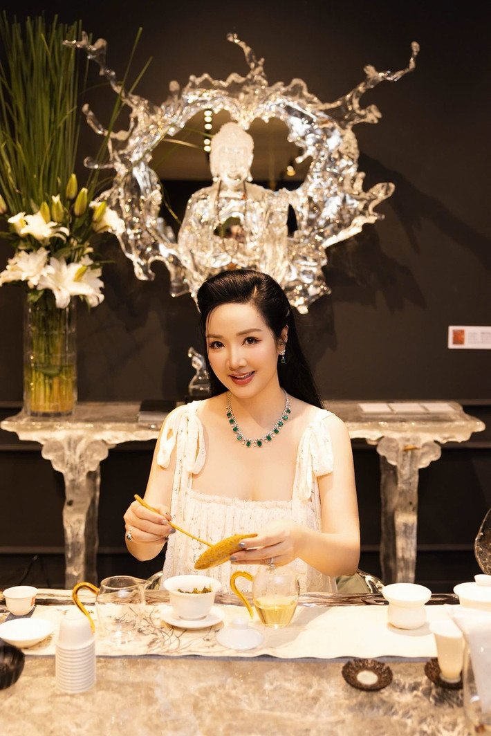Ở tuổi 54, bà mẹ một con giữ được vóc dáng gọn gàng cùng làn da ít lão hóa, nhờ vậy không khó chinh phục các trang phục cắt xẻ. Ảnh: FB Giang My Nguyen