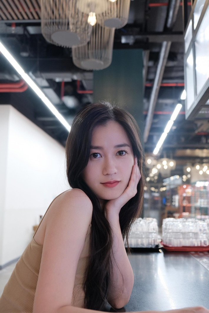Không chỉ được yêu mến bởi lối diễn xuất duyên dáng, hài hước, Lâm Vỹ Dạ còn chinh phục khán giả nhờ phong cách sống gần gũi.