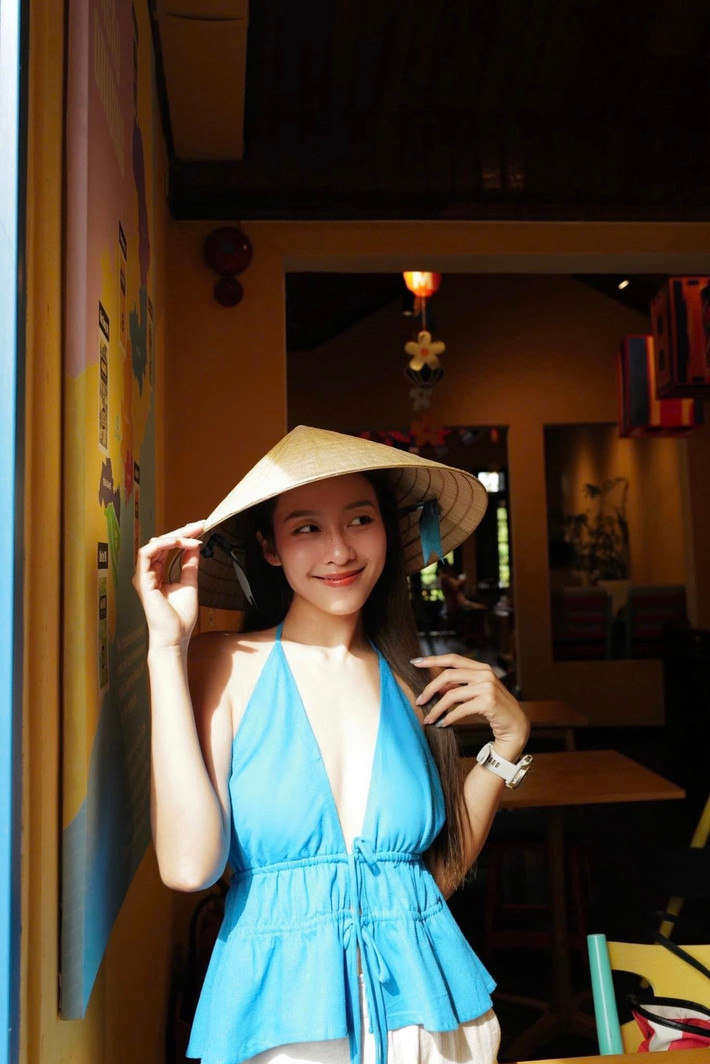 Tin tức sao Việt 10/7: Khả Ngân mặc yếm khoét ngực sâu khoe dáng ở Hội An. Ảnh: FB Khả Ngân