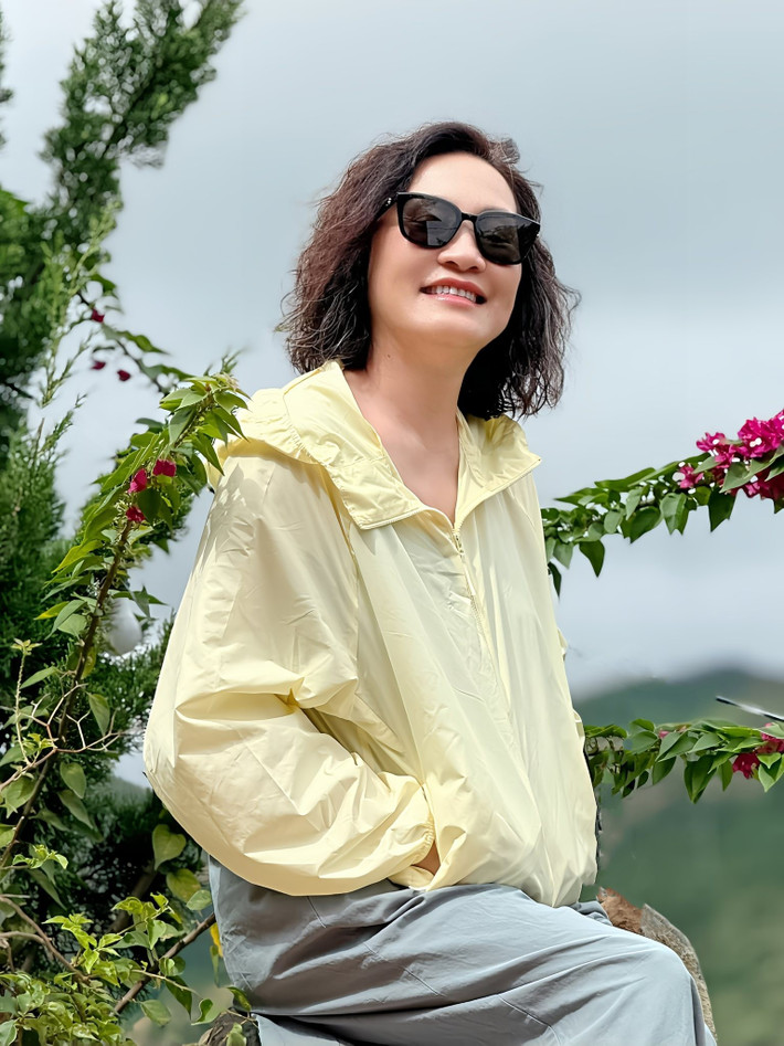 Hồng Đào tiết lộ luôn duy trì thói quen tập thể dục mỗi ngày để giữ cơ thể được linh hoạt, uyển chuyển. Điều này một phần cũng trợ giúp cho diễn xuất, hỗ trợ nữ nghệ sĩ hóa thân nhiều loại vai hơn trên màn ảnh.