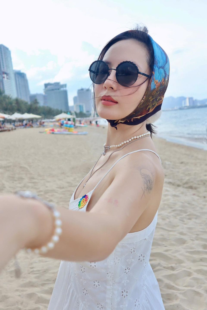 Không chỉ vậy, những hình xăm trên cánh tay của Phương Linh cũng vô tình lộ ra, tạo điểm nhấn quyến rũ pha chút nổi loạn cho tổng thể vẻ ngoài dịu dàng của cô. Ảnh: FB Tran Phuong Linh