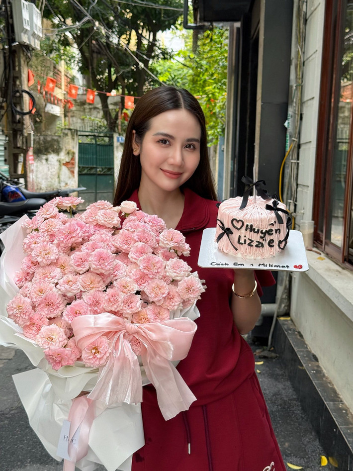 Diễn viên Huyền Lizzie được fan tặng hoa và quà để đánh dấu phim "Cách em 1 milimet" cô tham gia chính thức lên sóng. Ảnh: FB Phan Minh Huyền