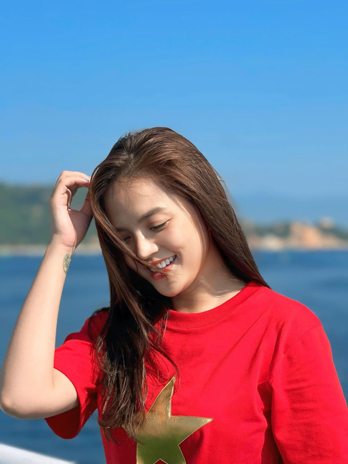 "Phụ nữ... Ai cũng mong mình có được một bờ vai để dựa vào, một vòng tay để ôm ấp vỗ về... Tôi... Cũng vậy...", diễn viên Thu Quỳnh viết. Ảnh: FB Nguyễn Thu Quỳnh