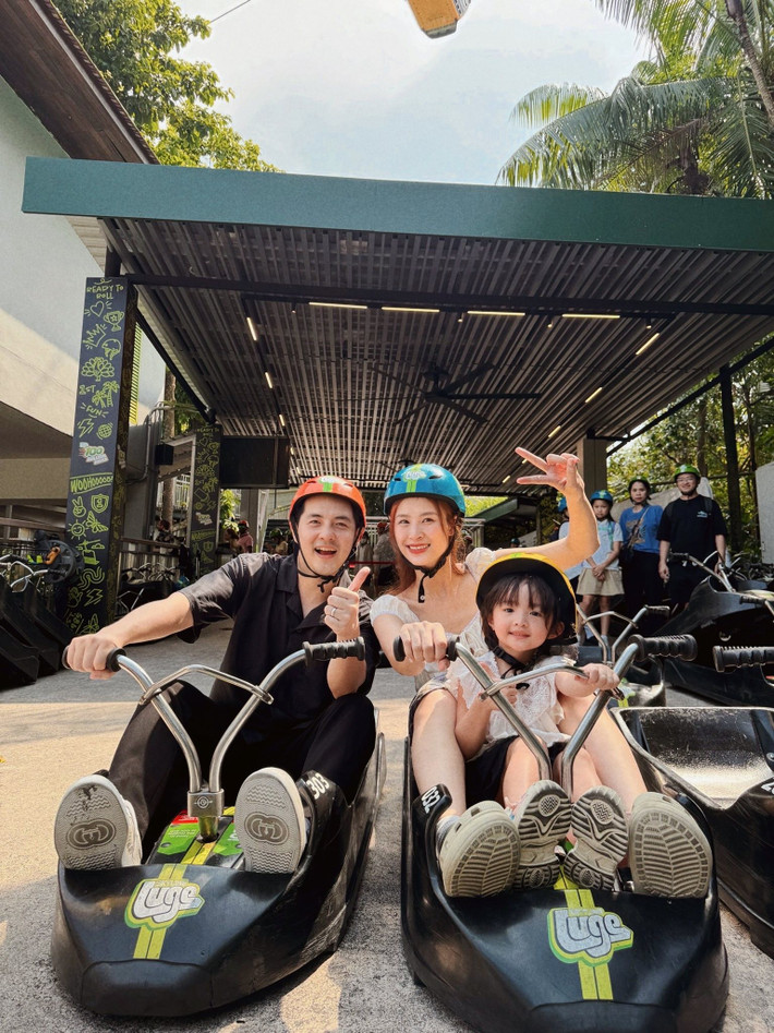 Gia đình Ông Cao Thắng - Đông Nhi vui chơi khi đến Singapore. Ảnh: FB Ông Cao Thắng