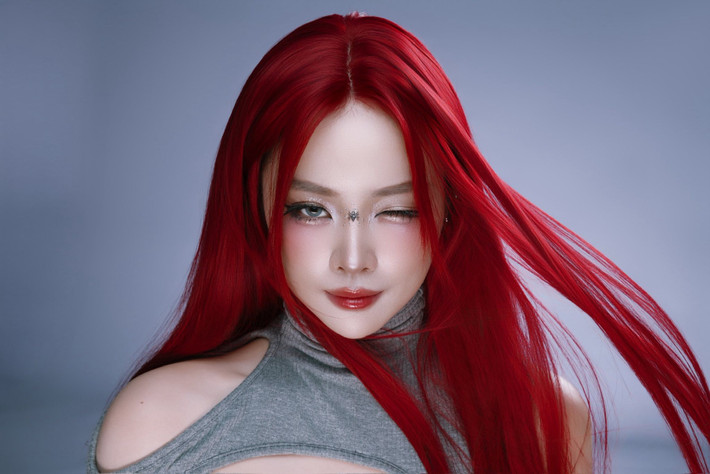 Mie đã khéo léo kết hợp mái tóc nổi bật với bộ trang phục mang đậm phong cách cool ngầu. Ảnh: FB DJ Mie