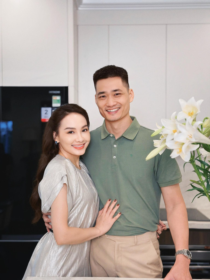 Có lẽ đang tận hưởng niềm vui bên chồng con nên trông Bảo Thanh lúc nào cũng rạng rỡ, tràn đầy sức sống.