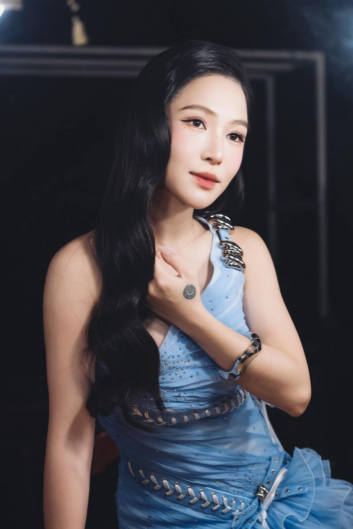 Trước đó, khi đang đỉnh cao sự nghiệp, cô bất ngờ sang Mỹ du học vào năm 2019. Việc rời xa sân khấu khiến tên tuổi Hương Tràm có phần chững lại. Ảnh: FB Hương Tràm Phạm