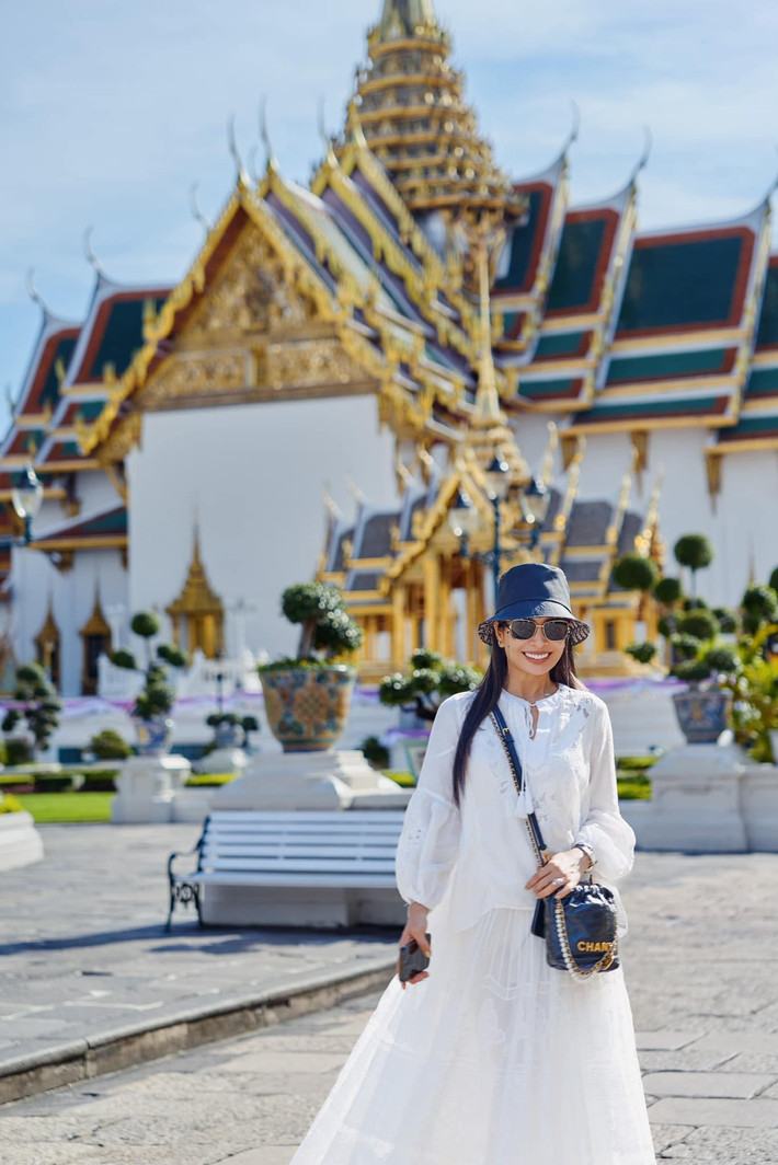Cựu mẫu Thuý Hằng rạng rỡ trong chuyến du lịch dài ngày cùng gia đình, người thân. Ảnh: FB Bui Thuy Hang