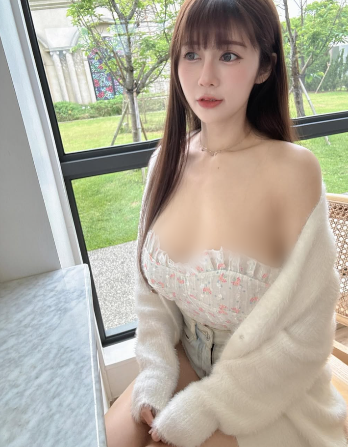 Đặc biệt, những thiết kế khoét sâu ở ngực, hay những đường xẻ tà cao vút giúp cô nàng phô diễn đôi chân dài miên man, tạo nên một tổng thể vừa gợi cảm, vừa cá tính.