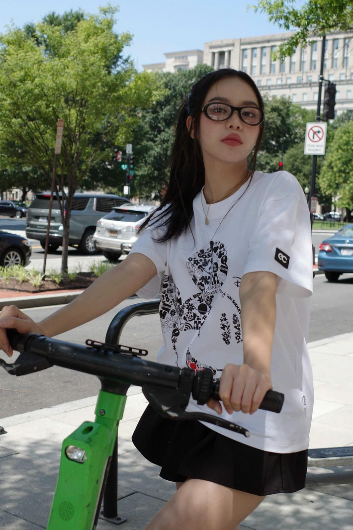 Hoa hậu Thanh Thủy diện đồ phong cách teen girl dạo chơi ở Mỹ. Ảnh: FB Huỳnh Thị Thanh Thủy