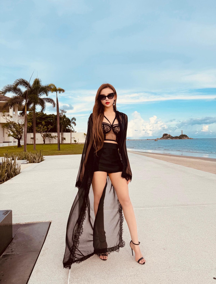 So với hình ảnh thời còn là hot girl đình đám, Huyền Baby hiện tại toát lên vẻ đẹp chững chạc, pha lẫn nét quyến rũ của người phụ nữ trưởng thành.