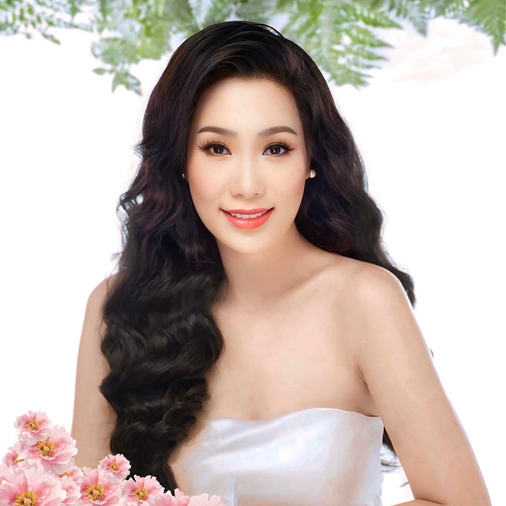 NSND Trịnh Kim Chi diện váy cúp ngực. Ảnh: FB Trịnh Kim Chi
