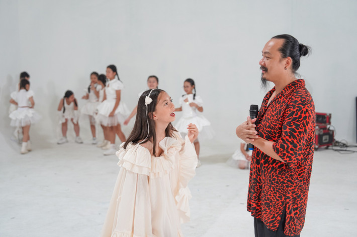 Bé Sol, con gái ca sĩ Đoan Trang, xinh như thiên thần khi ghi hình MV Cánh én tuổi thơ. Ảnh: FB Võ Trần Chí