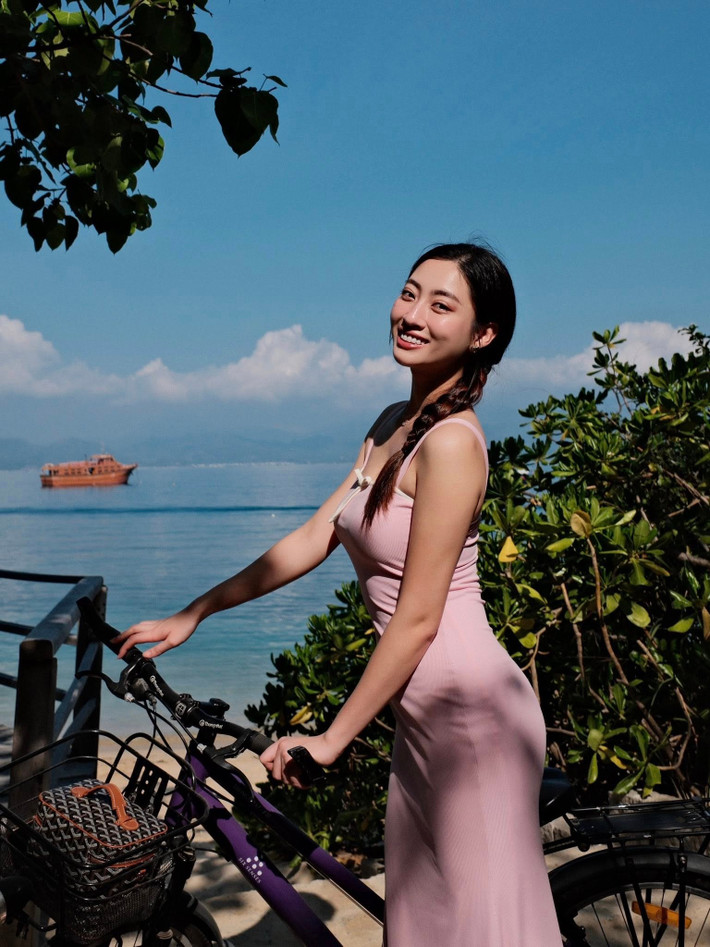 Lương Thùy Linh tôn đường cong cùng chiếc đầm thun. Ảnh: FB Lương Thùy Linh