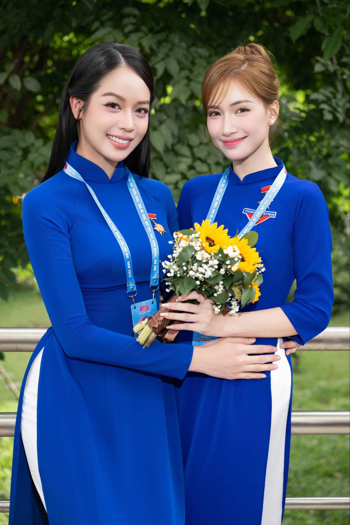 Hoa hậu Thanh Thuỷ chung khung hình với ca sĩ Hoà Minzy. Ảnh: FB Huỳnh Thị Thanh Thủy