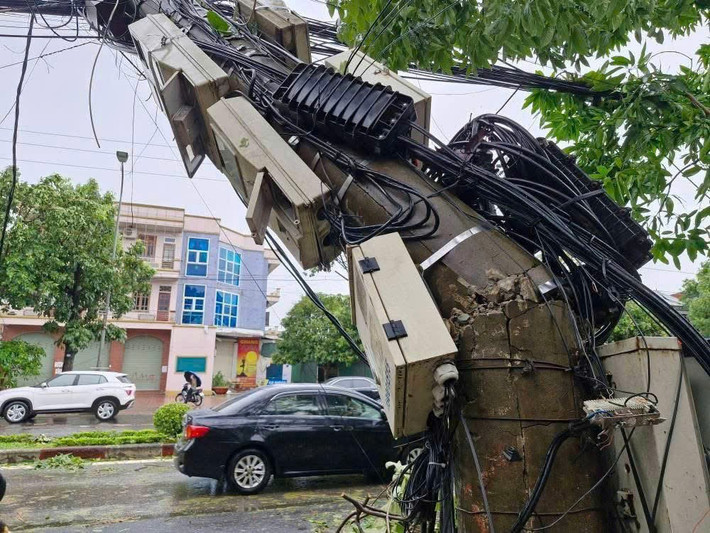 Cột điện gãy đổ
