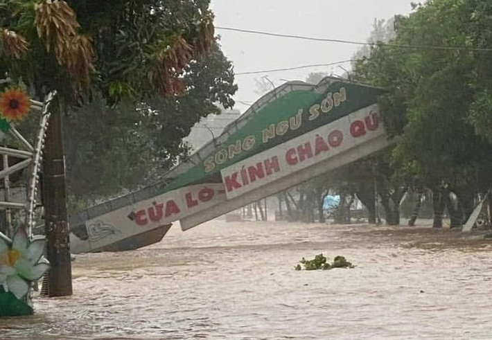Phố biển Cửa Lò chìm trong bể nước.