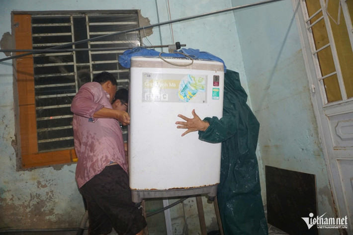 Nhiều hộ dân phải thức trắng đêm để kê dọn tài sản tránh bị ngập.