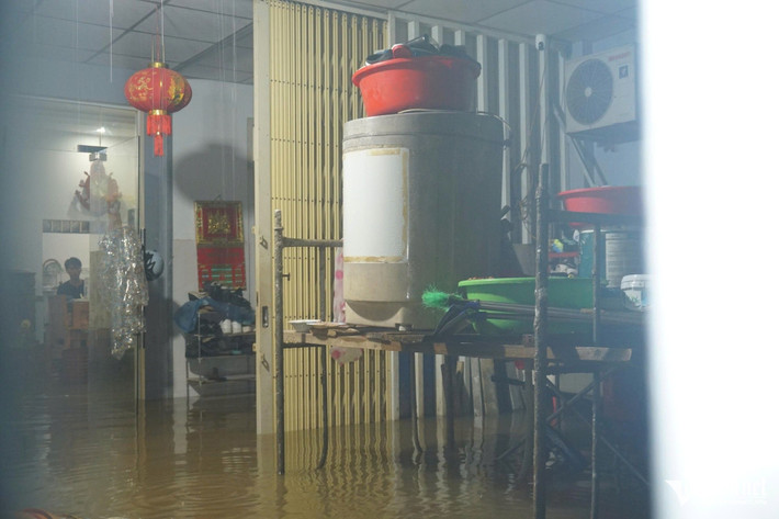 Ghi nhận của phóng viên, khu vực đường Mẹ Suốt (phường Hòa Khánh Nam, quận Liên Chiểu), 1 trong những “điểm nóng” ngập lụt của thành phố, bị ngập nặng.