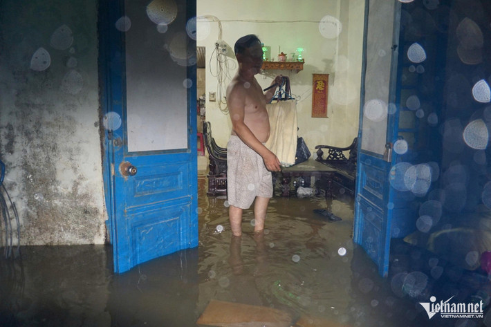 Người dân cho biết, khoảng 0h ngày 12/6, nước bắt đầu dâng cao và nhanh chóng tràn vào các nhà dân trong hẻm 161 Mẹ Suốt. Có nơi, mực nước dâng ngang bụng người lớn.