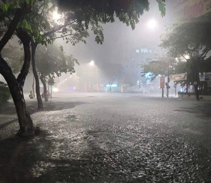 Lực lượng chức năng đã túc trực xuyên đêm, hỗ trợ người dân di dời tài sản, đảm bảo an toàn khu dân cư.