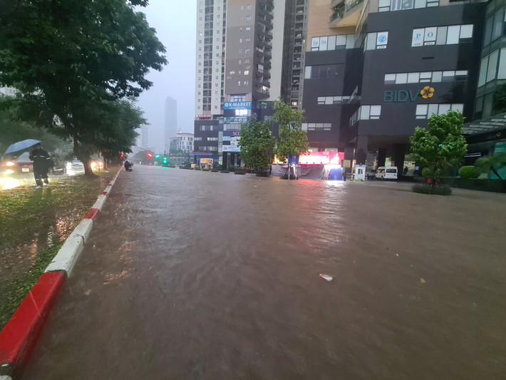 Rút kinh nghiệm từ trận mưa hôm 30/9 và lần này lại mưa sớm nên rất ít người ra đường.