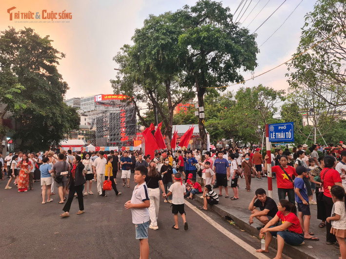 Đến khoảng 19h cùng ngày, lượng người dân và du khách tiếp tục kéo về Hồ Gươm càng đông. Do ở phía Quảng trường Đông Kinh Nghĩa Thục ở đường Lý Thái Tổ tối nay đồng thời có chương trình nghệ thuật "Tự hào Việt Nam" bắt đầu từ lúc 19h nên đoạn đường Lý Thái Tổ đông kín người, không thể di chuyển qua lại.