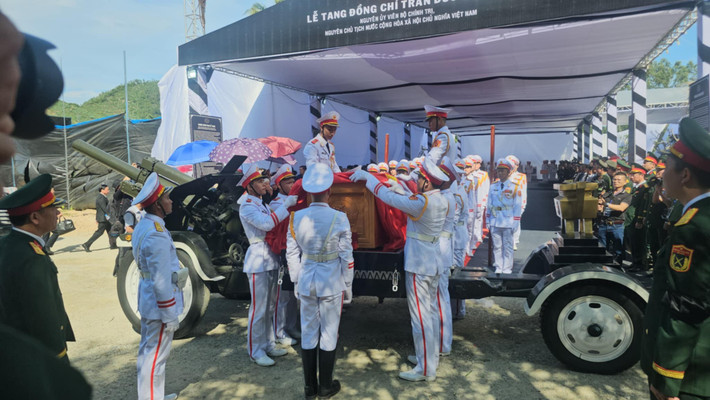 Trước đó, lúc 14h15 cùng ngày, đoàn xe nghi lễ đưa linh cữu nguyên Chủ tịch nước về nơi an nghỉ ở núi Dông Bồ, xã Phổ Khánh.
