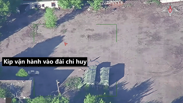 Dường như khẩu đội này đang ở trạng thái nghỉ, do đài chỉ huy và bệ phóng nằm sát nhau, được phủ lưới ngụy trang và không có dấu hiệu vận hành. Các binh sĩ Ukraine cũng tỏ ra bình thản khi đi lại quanh sân.
