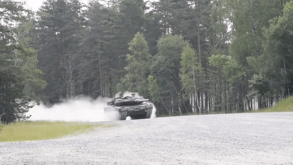 Leopard 2A6 là một trong những xe tăng chiến đấu chủ lực (MBT) tốt nhất thế giới, chính thức đi vào phục vụ từ năm 2001, nó là phiên bản nâng cấp từ Leopard 2A5.