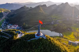 Lũng Cú tạm dừng xe chở khách lên cột cờ, du khách cần lưu ý khi tham quan