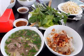 Phở khô 'gọi một được hai' ở Gia Lai, món ngon khiến khách ăn quên lối về