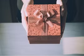 Món quà sinh nhật từ vợ cũ của chồng khiến tôi bàng hoàng 