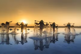 Về Sa Huỳnh hòa mình trải nghiệm nông dân trên cánh đồng muối