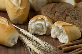 Thói quen xấu khi ăn bánh mì âm thầm gây hại sức khỏe