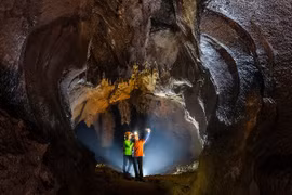 Trekking khám phá hang Chà Lòi "viên ngọc thạch nhũ" giữa núi rừng Quảng Trị