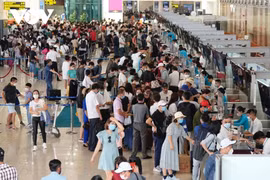 Lỗi nhỏ khiến nhiều người lỡ chuyến bay, tàu hỏa trong dịp Tết