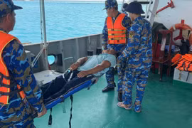 Tàu Hải quân hỗ trợ ngư dân gặp nạn tại quần đảo Trường Sa