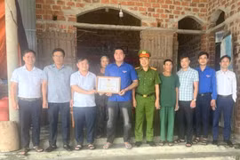 Khen thưởng thanh niên dũng cảm cứu người đuối nước ở Hà Tĩnh