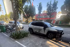 Ô tô bị phá hoại khi đang đỗ trên đường phố ở Huế