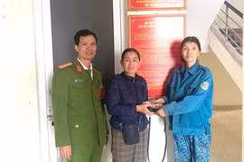Nhặt được tài sản lớn, người phụ nữ tìm chủ nhân trả lại
