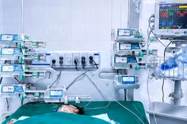 Cứu sống bé trai 2 tuổi nguy kịch do biến chứng tay chân miệng